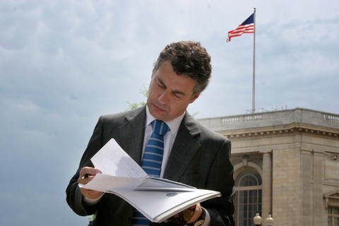 Foto: Iigo Urkullu revisa unos documentos en su visita a Washington