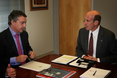 Foto: El Presidente del EBB de EAJ-PNV, Iigo Urkullu, con el Secretario de Desarrollo del Gobierno de Pen