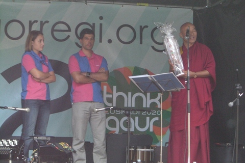 Foto: Thubten Wanchen recibe el premio Gogorregi.