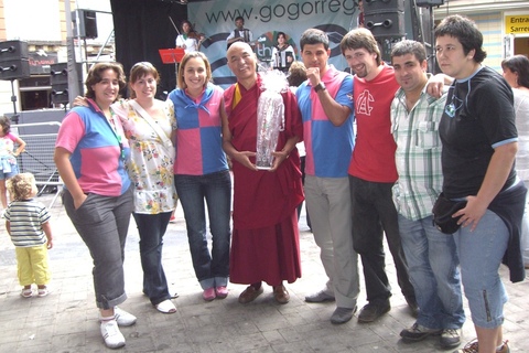 Foto: Tubten Wangchen recibe el premio Gogorergi.