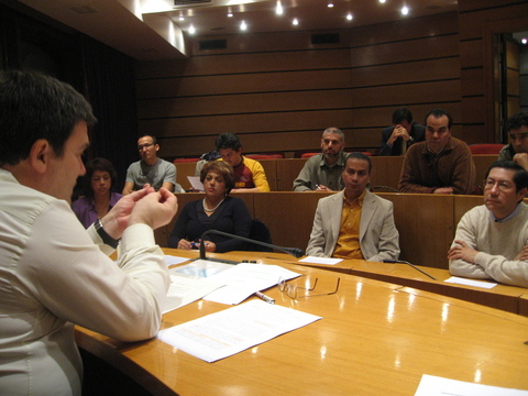 Foto: Grupo de discusin sectorial con asociaciones de inmigrantes.