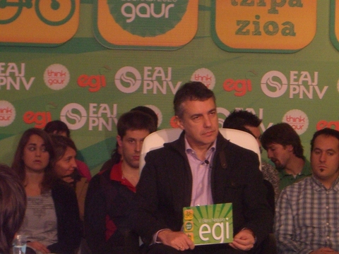 Foto: Urkullu contest a las preguntas de los egikides.