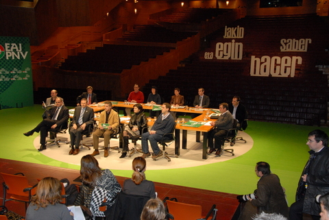 Foto: Los miembros del EBB  y el   Lehendakari conversan con los medios de comunicacin 