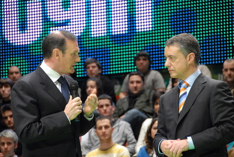 Foto: El lehendakari Ibarretxe conversa con Iigo Urkullu 